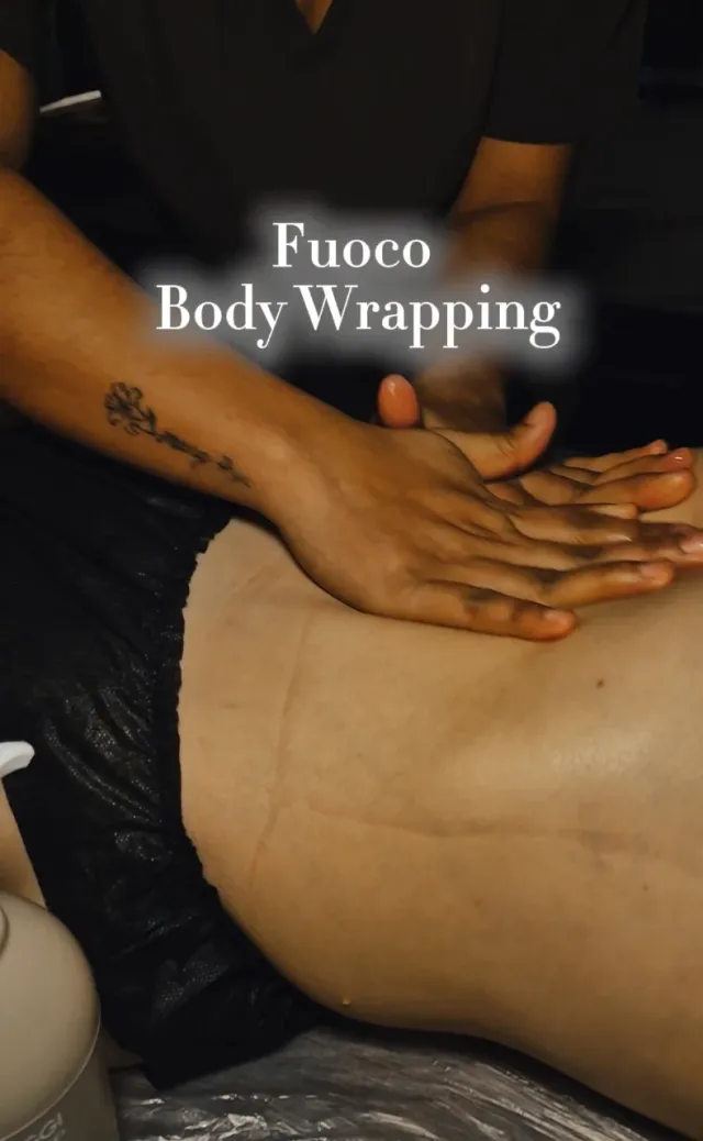 Body wrapping – aplikacja preparatu i masaż pleców w trakcie zabiegu antycellulitowego