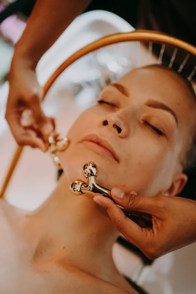 Rytuał Head SPA w Toruniu – pielęgnacja skóry głowy z elementami relaksu twarzy