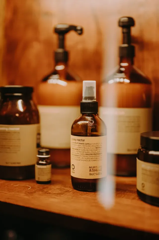 Profesjonalne kosmetyki do head spa używane podczas zabiegu pielęgnacji skóry głowy w Toruniu