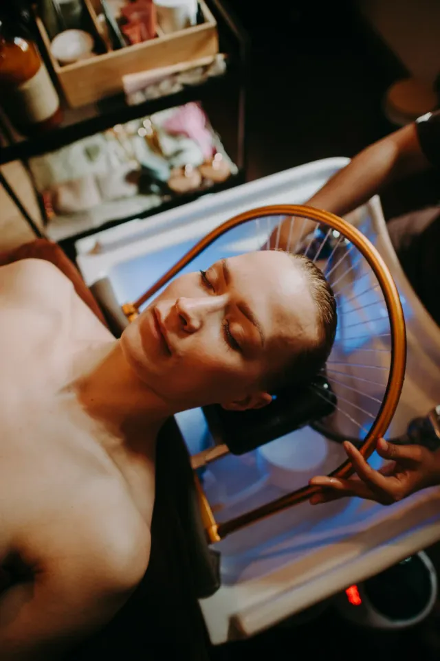 Zabieg Head SPA w Toruniu – relaksacyjne mycie i pielęgnacja skóry głowy