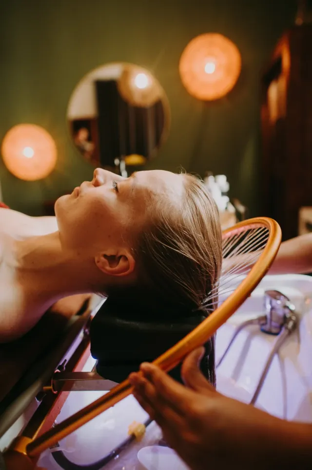 Zabieg Head SPA w Toruniu – mycie i pielęgnacja skóry głowy podczas relaksacyjnego rytuału