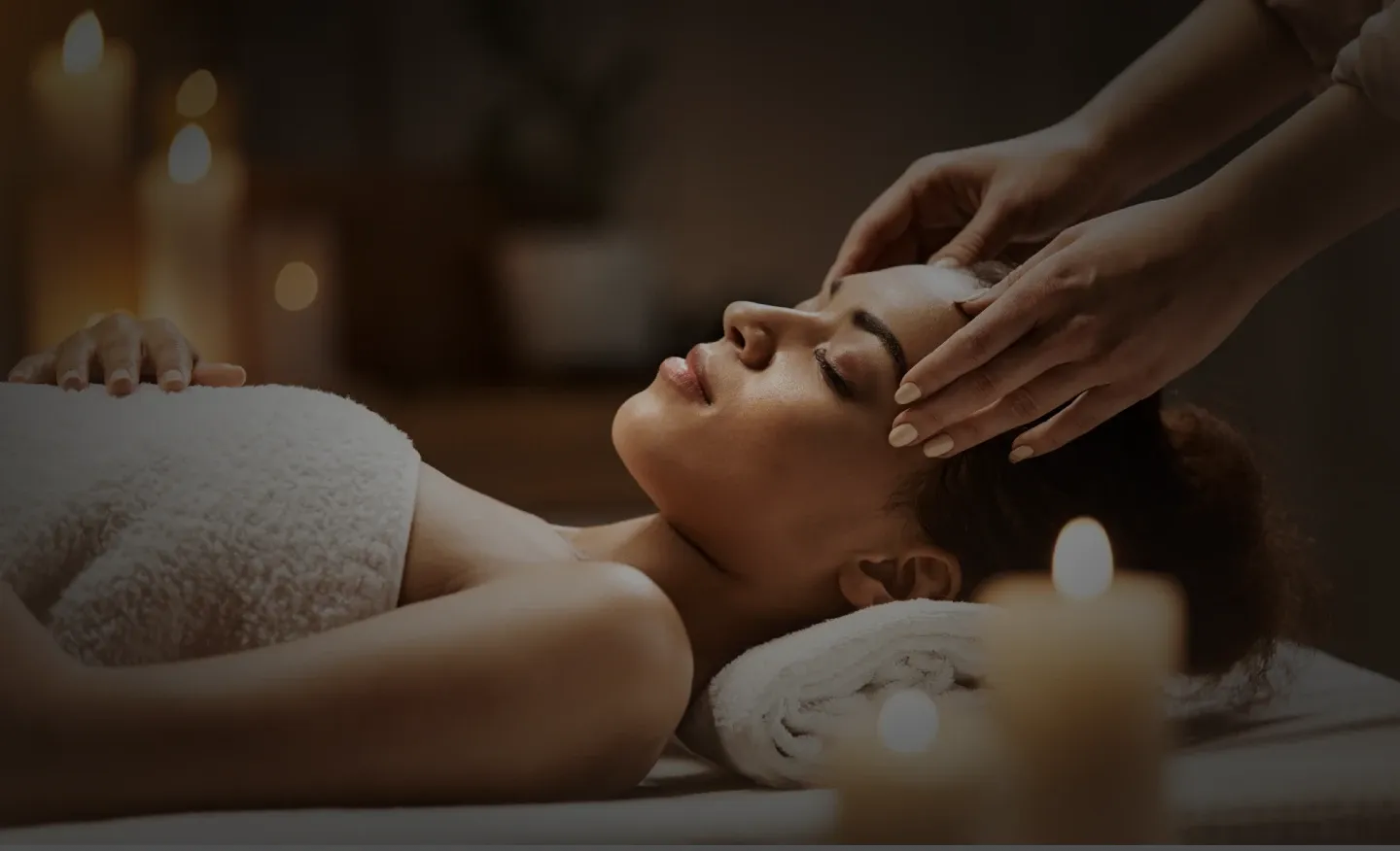 Kobieta na której wykonywany jest masaż