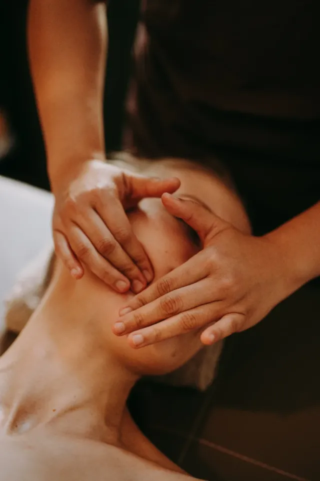 Kobido Up – liftingujący masaż twarzy z uciskiem w okolicy żuchwy