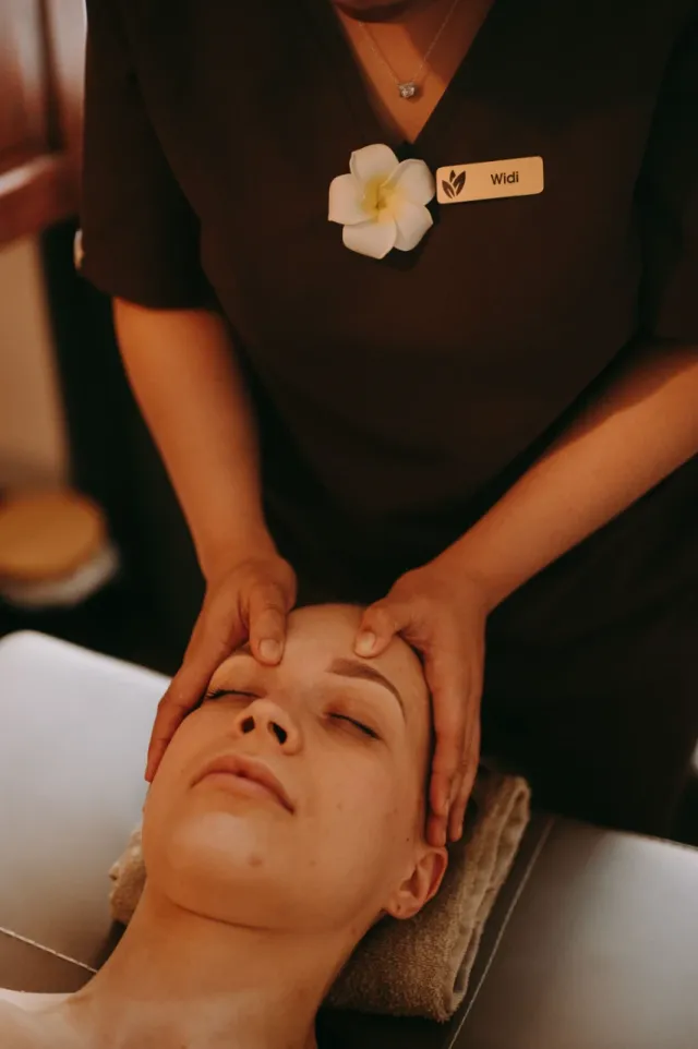 Orientalny masaż głowy – zabieg wykonywany przez masażystkę z Azji